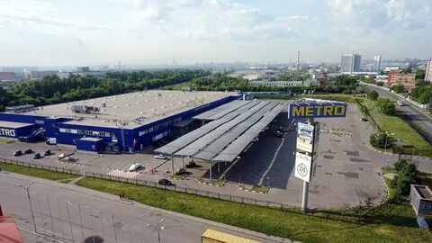 Около метро магазин