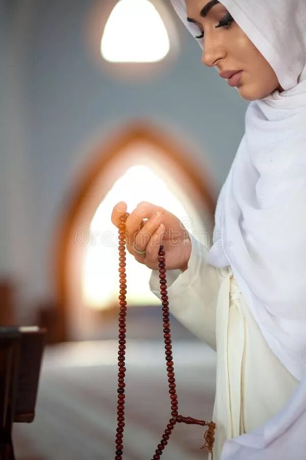 Молитва мусульманских женщин. Мусульманка молится. Молящаяся девушка мусульманка. Мусульманские женщины молятся.