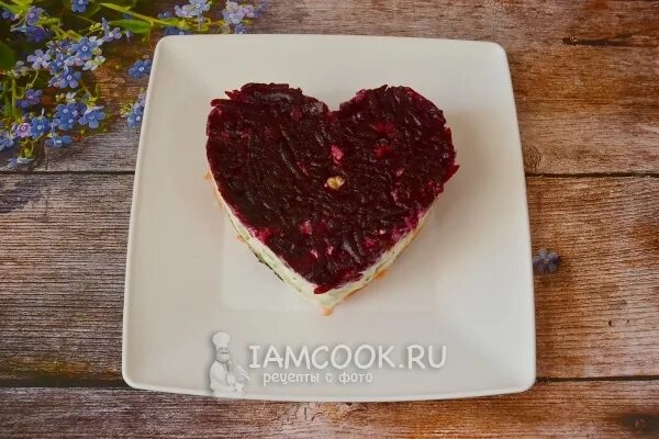 Салат французский со свеклой и изюмом. Салат французский со свеклой и изюмом. Салат изюминка со свеклой. Рецепт любовница с изюмом и грецкими. Салат.