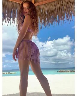 Певица Шакира поделилась откровенным снимком в пикантном купальнике на пляже