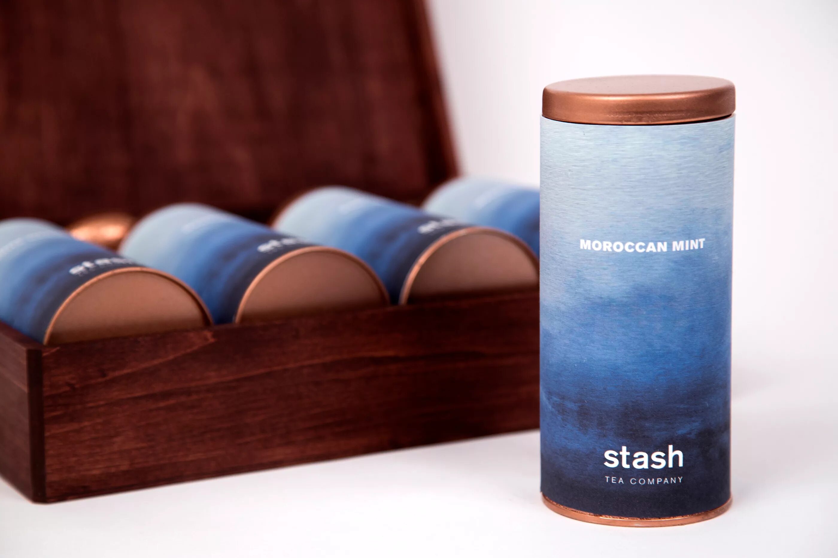 Кресло в воде. Glockley. Человек одиночка. Lonely stash на стол. Stash.