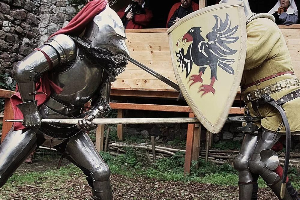 Средневековый рыцарь. Рыцарский доспех для турниров. Витязь в доспехах. Рыцари средних веков. Айвенго храмовник.