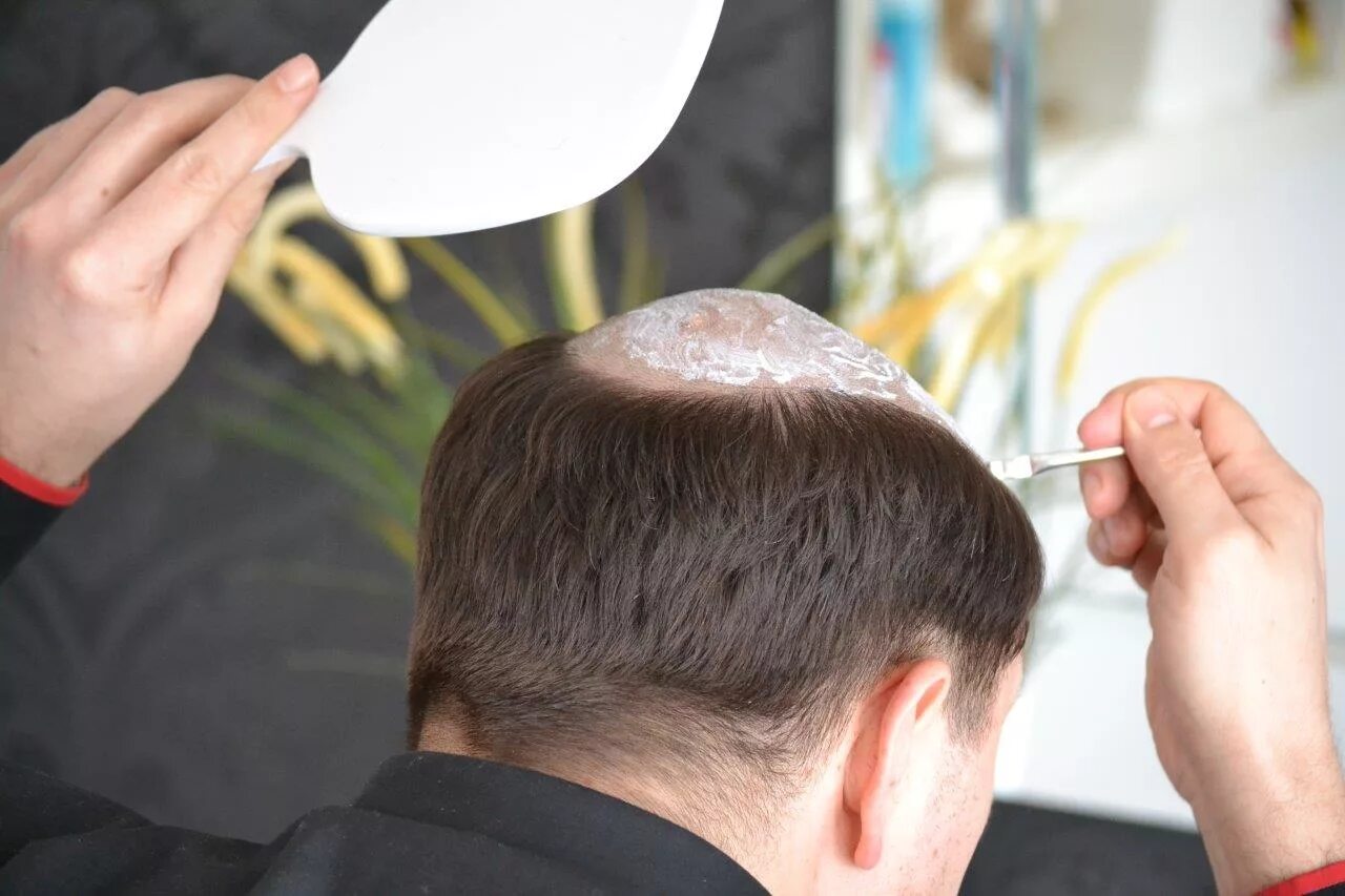 Парик для куклы из трессов. Клеим волосы текстильной кукле. Парик для куклы мастер класс. Крепление волос кукле. Волосы для текстильной куклы.