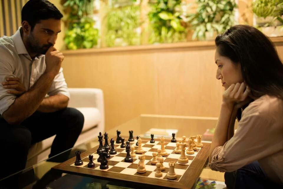 Люди играют в настольные игры. Игры с друзьями мужа. Веселая компания подростков. Друзья играют в настольные игры. Игры с друзьями мужа.