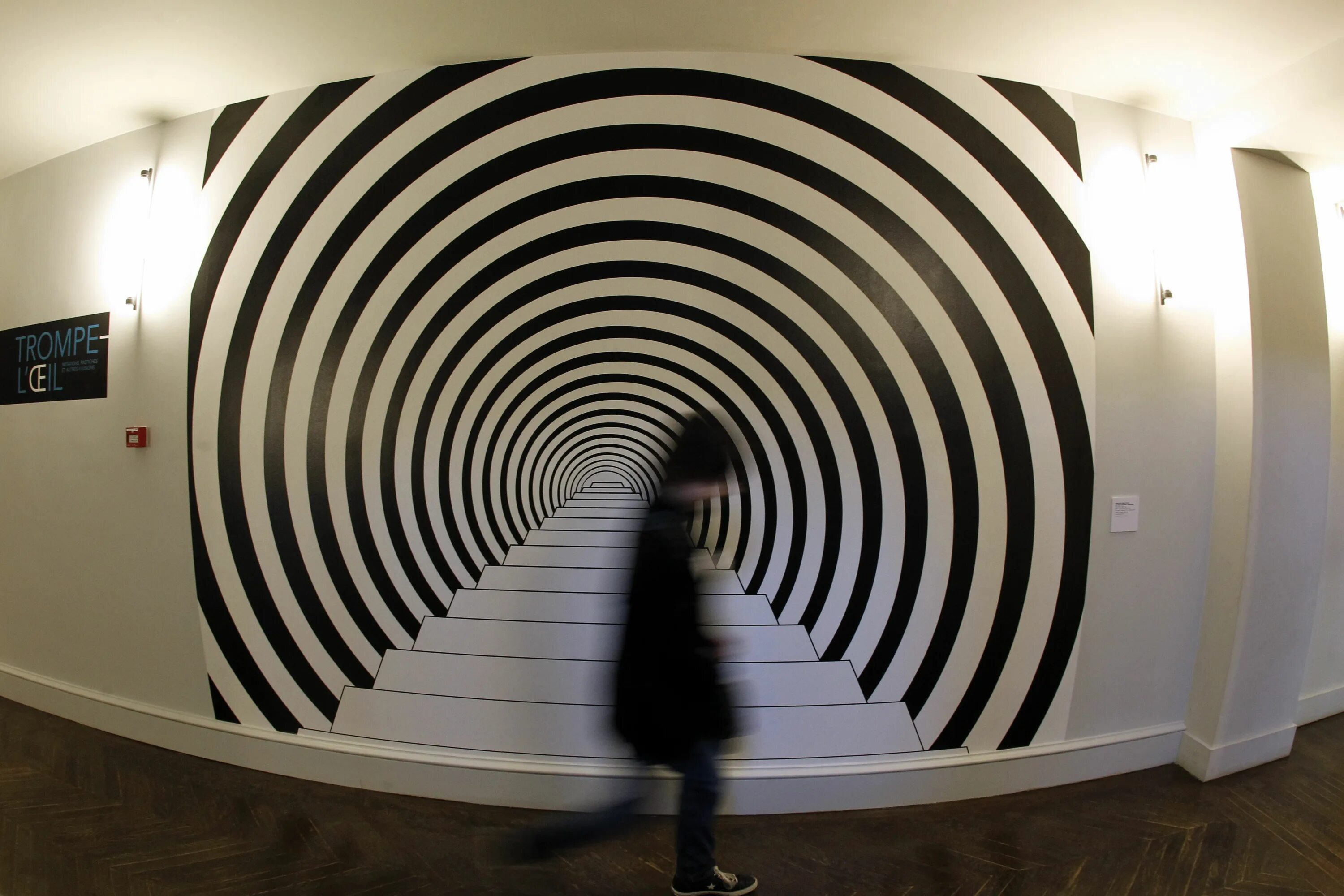 Можно увидеть на стене. Иллюзия пространства. Оптические иллюзии пространство. Иллюзии в интерьере. Оптическая иллюзия на стене.
