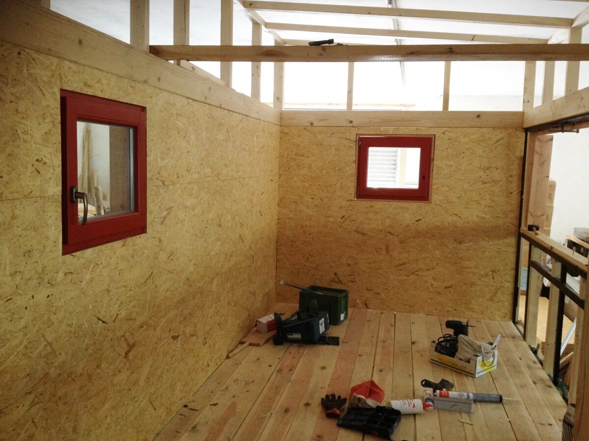 Потолок из осб панелей. Отделка стен осб. Садовый домик из osb. Осб дача. Роклайт мансарда осб.