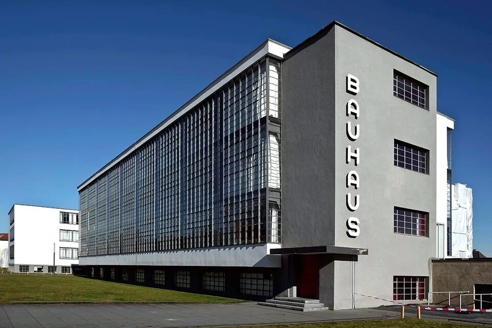 Школа баухауз в дессау. Bauhaus архитектура. Баухауз архитектура 20 век израиль. Школа баухауз в германии 1919. Вальтер гропиус баухауз в дессау.