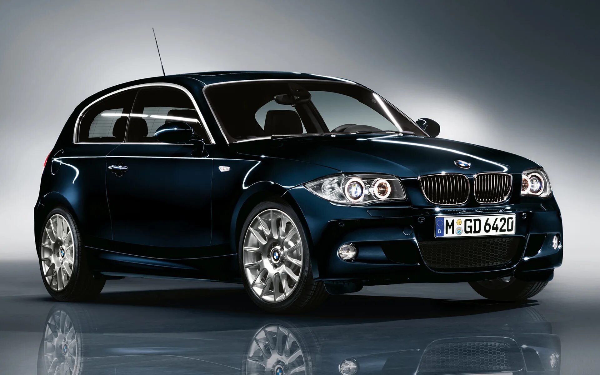 Автомобили е 1. БМВ 1 трехдверная. BMW 130 e81. BMW 1-serie e81. BMW e81 130i.
