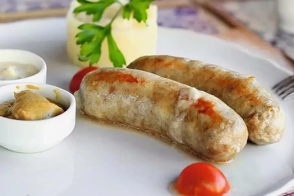 Домашние куриные сосиски в пищевой. Сосиски куриные. домашние куриные сосиски. сосиски из куриного филе. домашние сосиски из куриного.