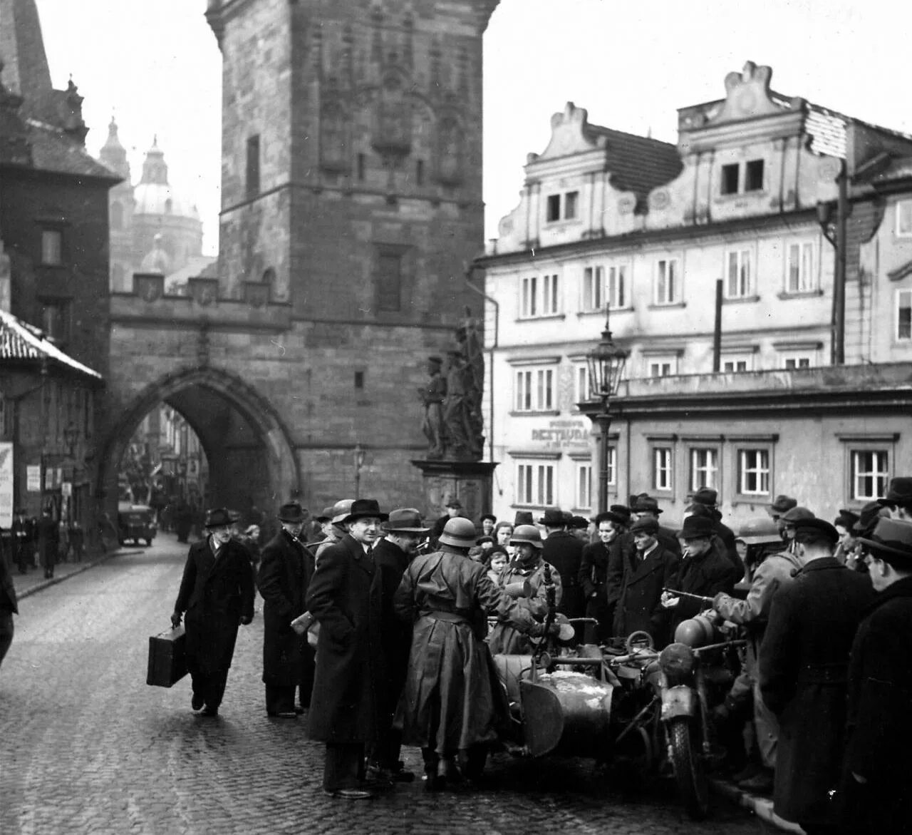 Время в чехословакии. Немцы в Праге 1939. Германская оккупация Чехии 1939. Прага Чехословакия до 1939. Прага 1939 год.