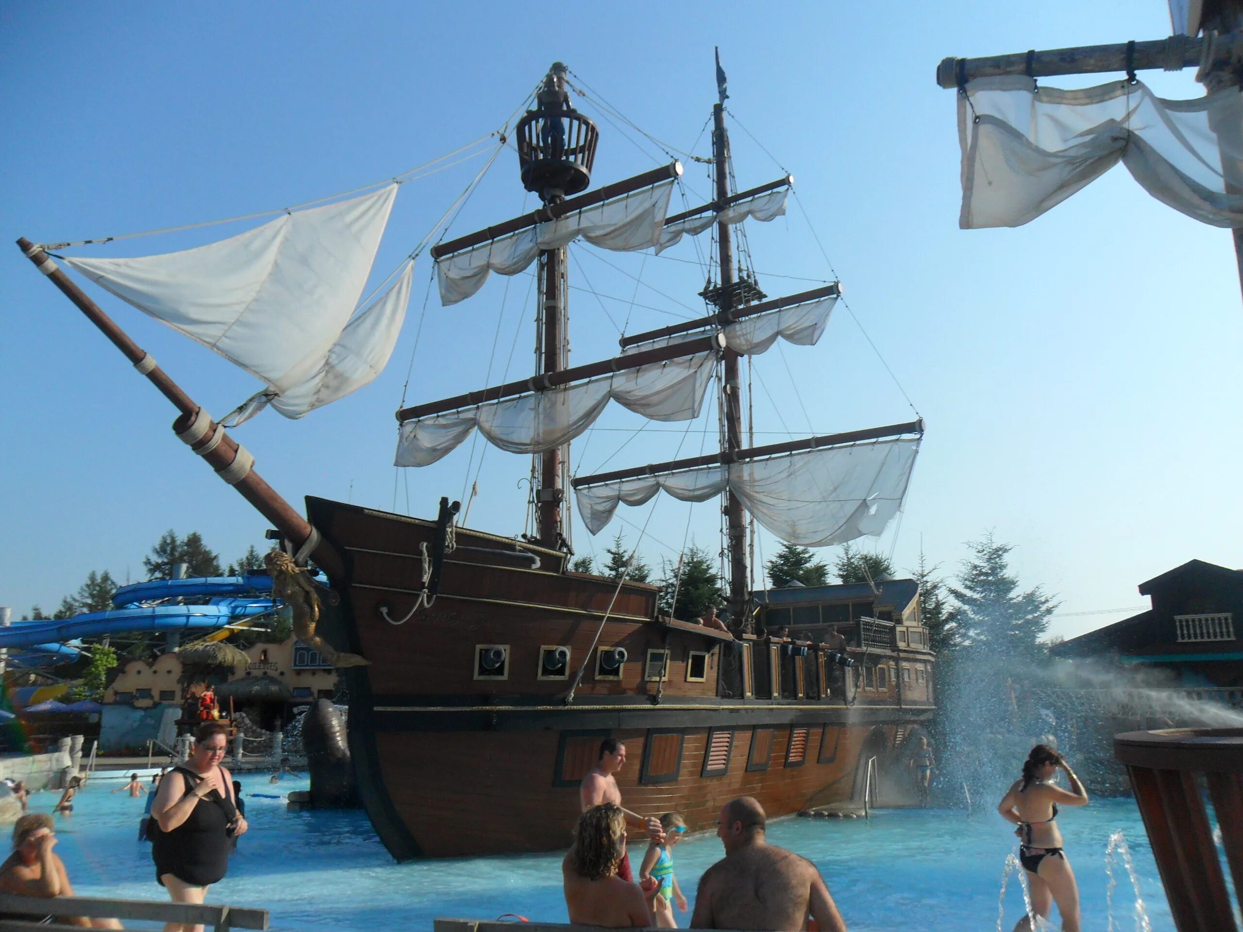 Картина старая пиратская галерея. Пиратский корабль пирогово. Пиратские силуэты. Флаг пиратов карибского моря. Пират на двух палках.