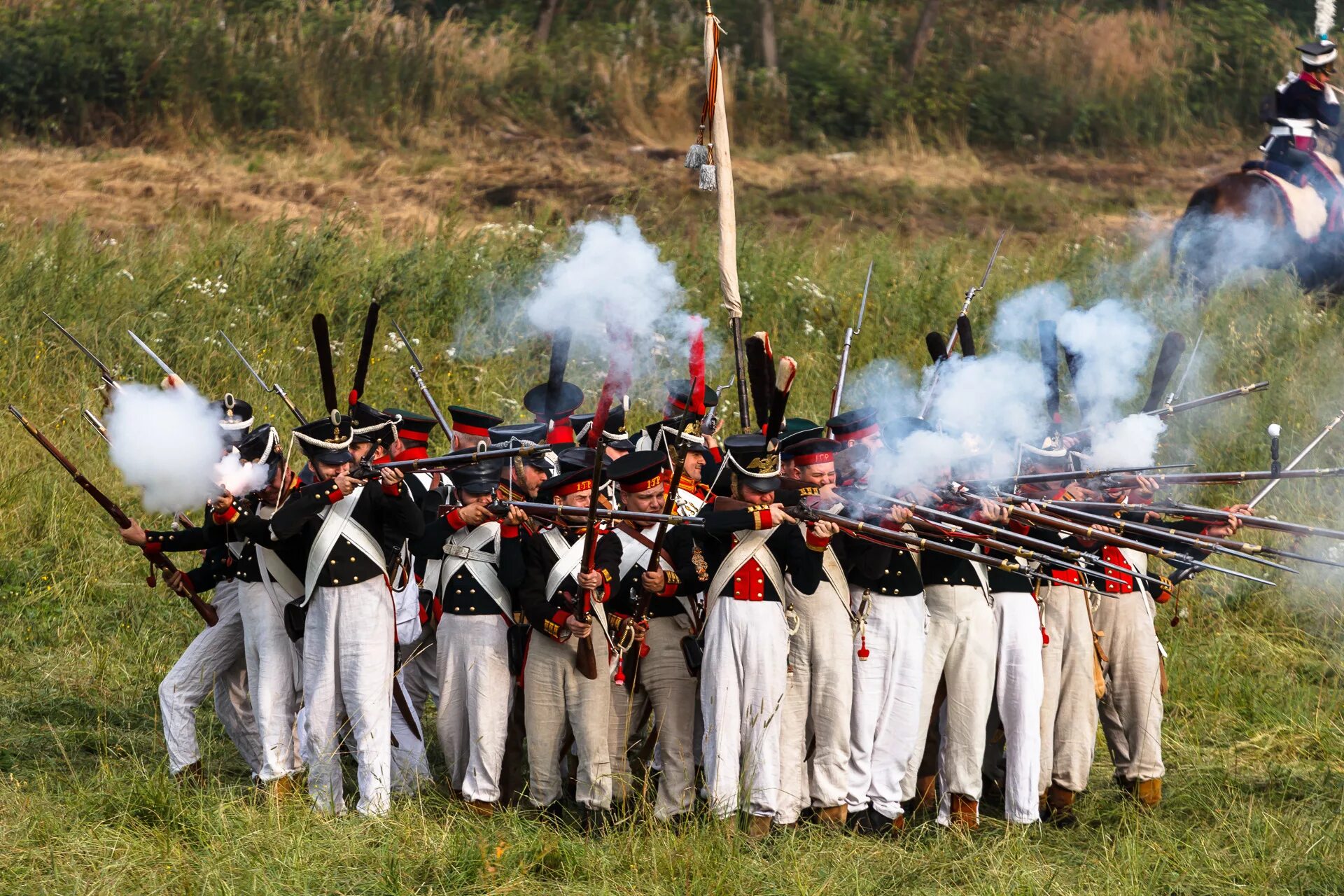 Бородинская реконструкция. Реконструкция битвы Бородино 1812 года. Реконструкция Бородинского сражения. Реконструкция «Бородинское сражение 1812 год». Поле Бородино реконструкция битвы.