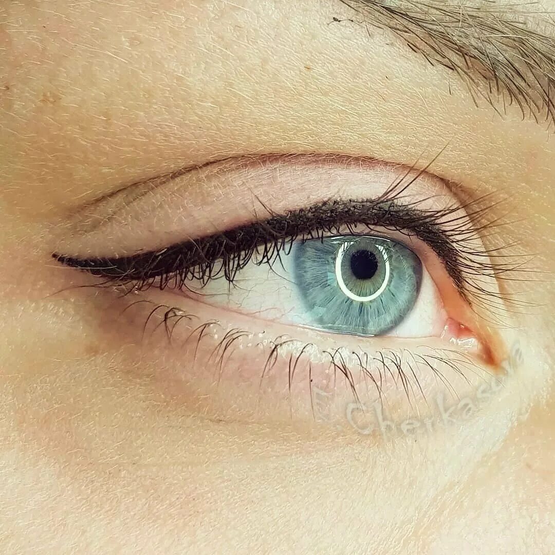 Перманентный макияж век стрелки межресничка. Татуаж глаз. Межресничка губы. Межресничная стрелка татуаж. Татуаж век межресничка.