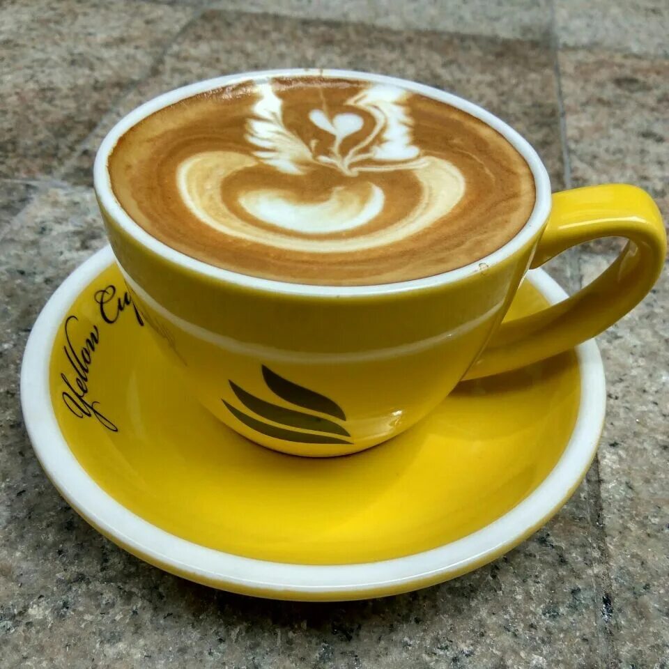 Кофе в ярче. Кофе. Чашка кофе. Кофейные чашки желтые. Кофейная чашка.
