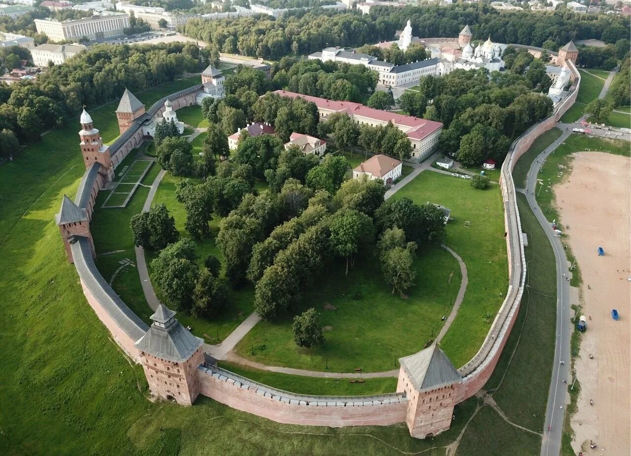 Великий новгород в средние века. Немецкий двор Великий Новгород. Новгородский Кремль реконструкция. Великий Новгород средневековье. Новгородский Кремль в средние века.