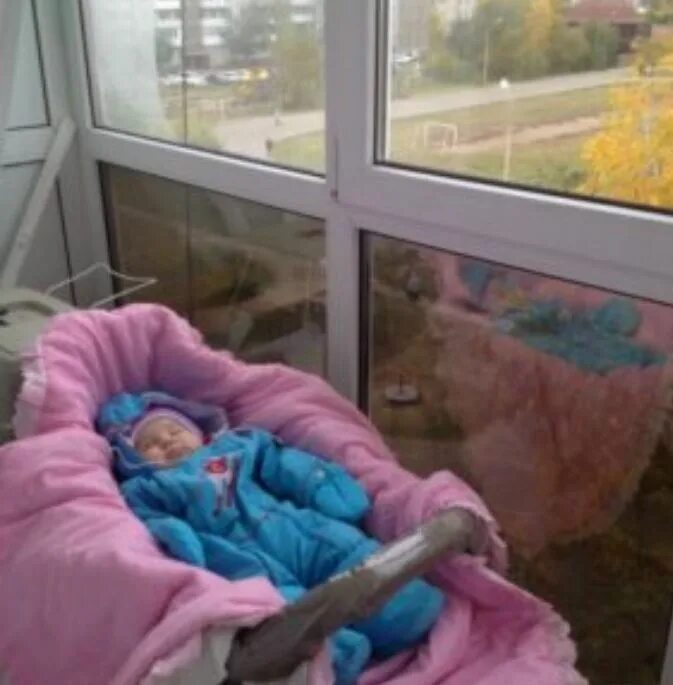 Спать на балконе. Сон ребенка на балконе. Прогулка с ребенком на балконе. Прогулка на балконе с новорожденным. Балкон для новорожденного.