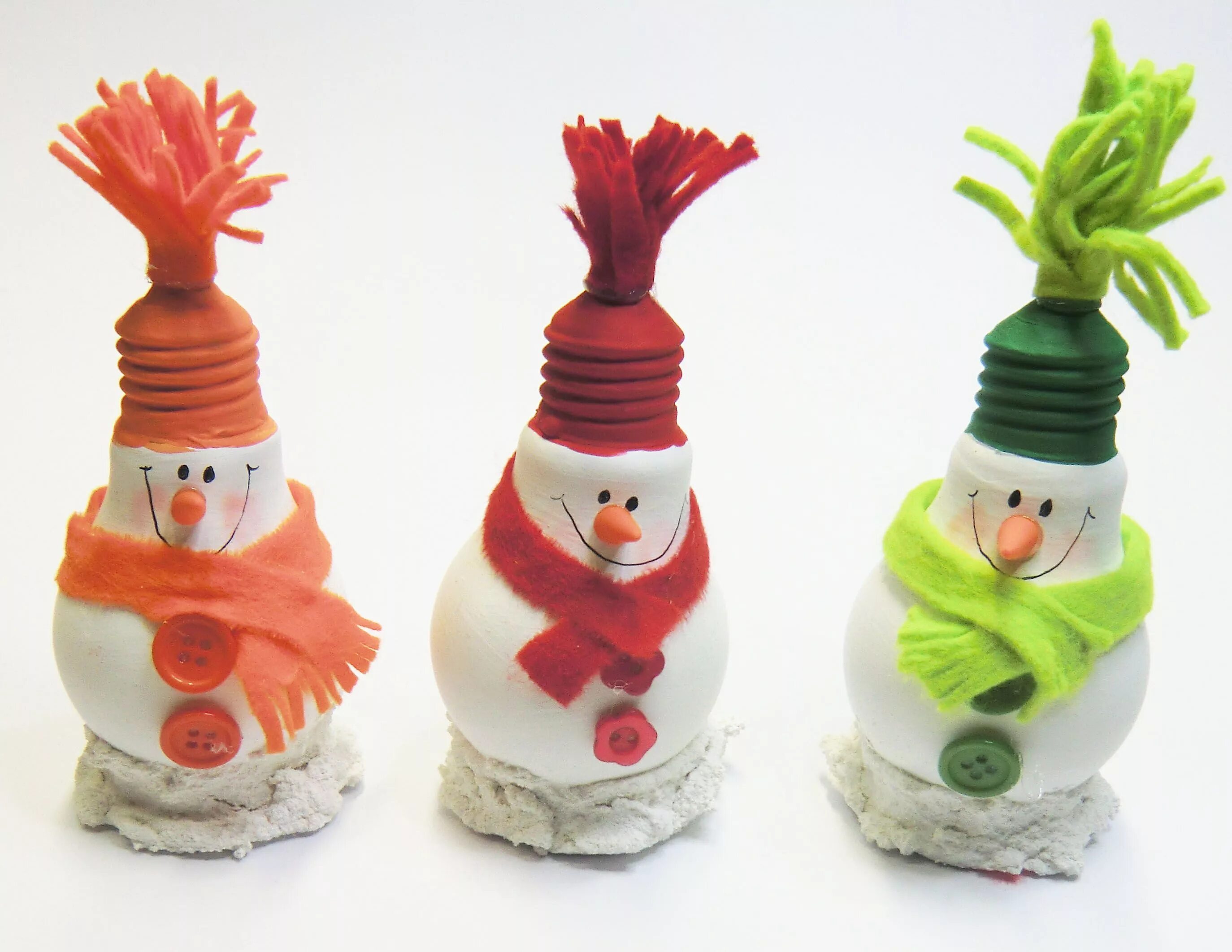 Елка из вторичных материалов. Экологические поделки на новый год. Экологические поделки на новый год. Экологические поделки на новый год. Елочные игрушки из мусора.