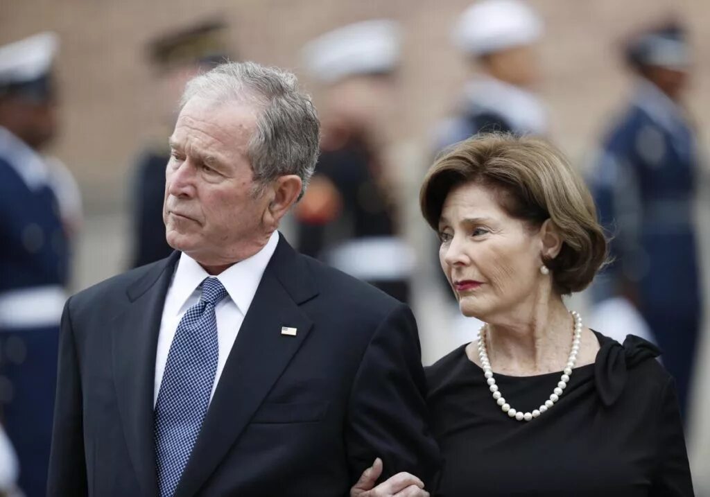 Жена буша старшего. Жена Буша младшего. Жена Джорджа Буша. Джордж Буш младший с женой.