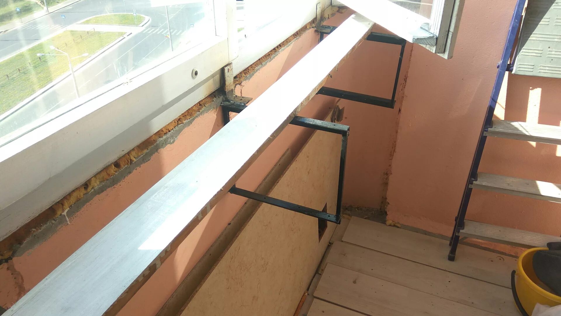 Монтаж подоконника ПВХ на балконе. Кронштейн для подоконника ПВХ на балконе. Монтаж пластикового подоконника на балконе. Крепление подоконника на лоджии. Подоконник на балконе на окно