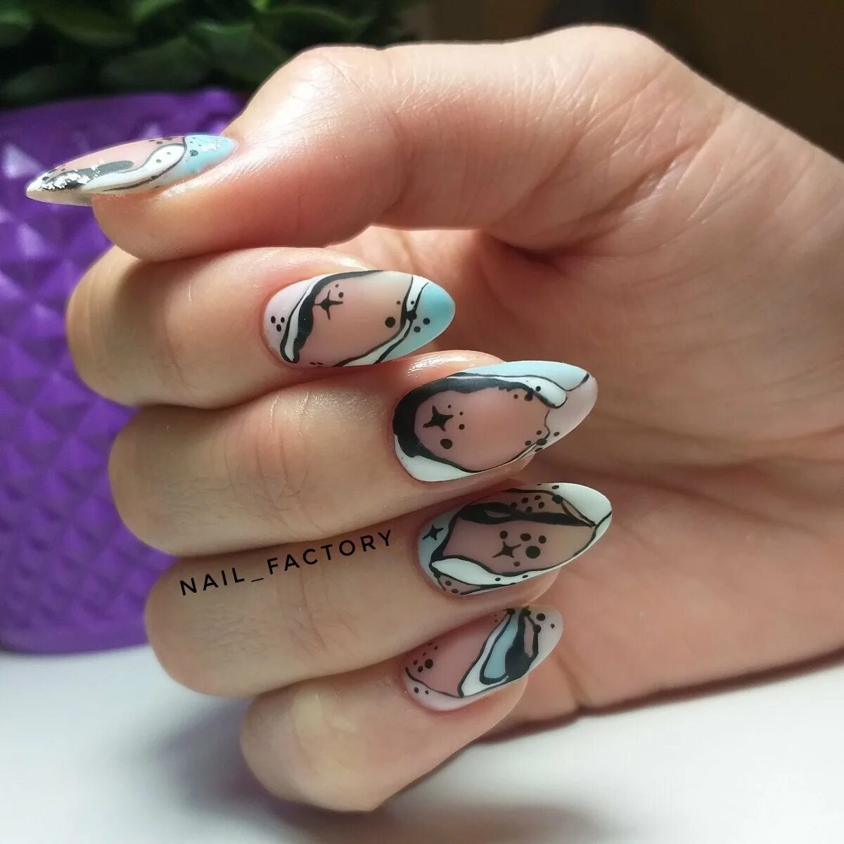 Маникюр с паутинкой. Оригинальный маникюр 2023. Ногти осень 2022 модные тенденции. Маникюр втирка 2022. Нестандартный маникюр.