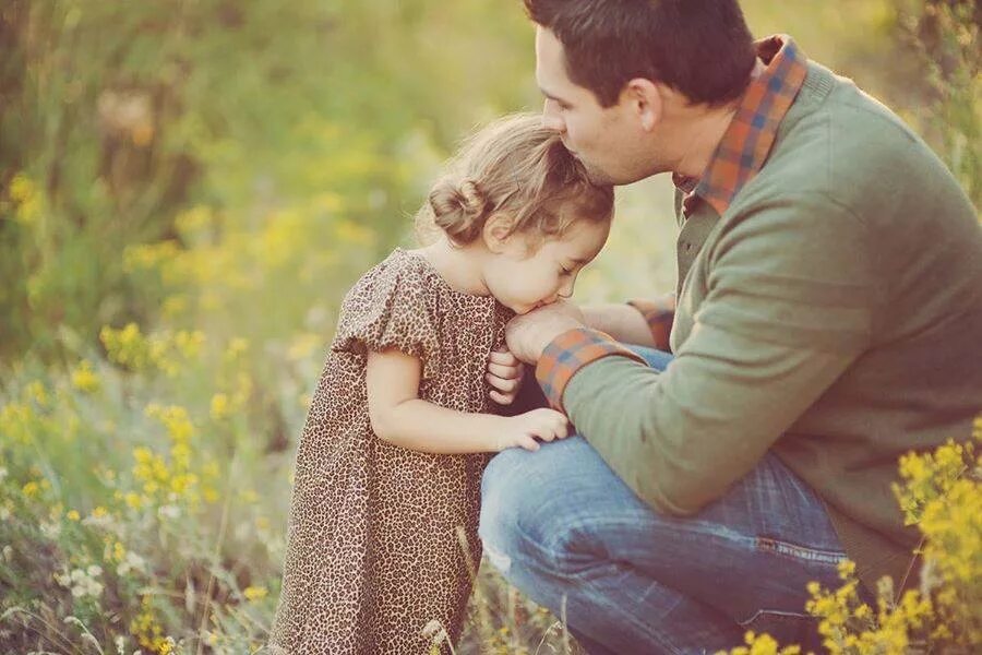 Самого родного человека. Отец и дочь. Обнимает ребенка. Любовь отца. Объятия детей и родителей.