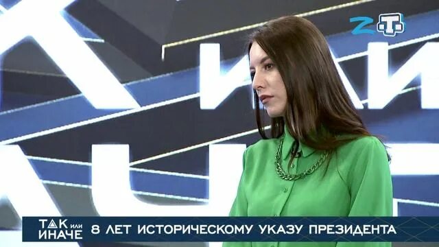 Телеканал миллет эфир. Ведущие телеканала Миллет Крым. Телеканал Миллет ведущая Баталова. Сцена телеканала Миллет. Украинка на ток шоу в России на первом.