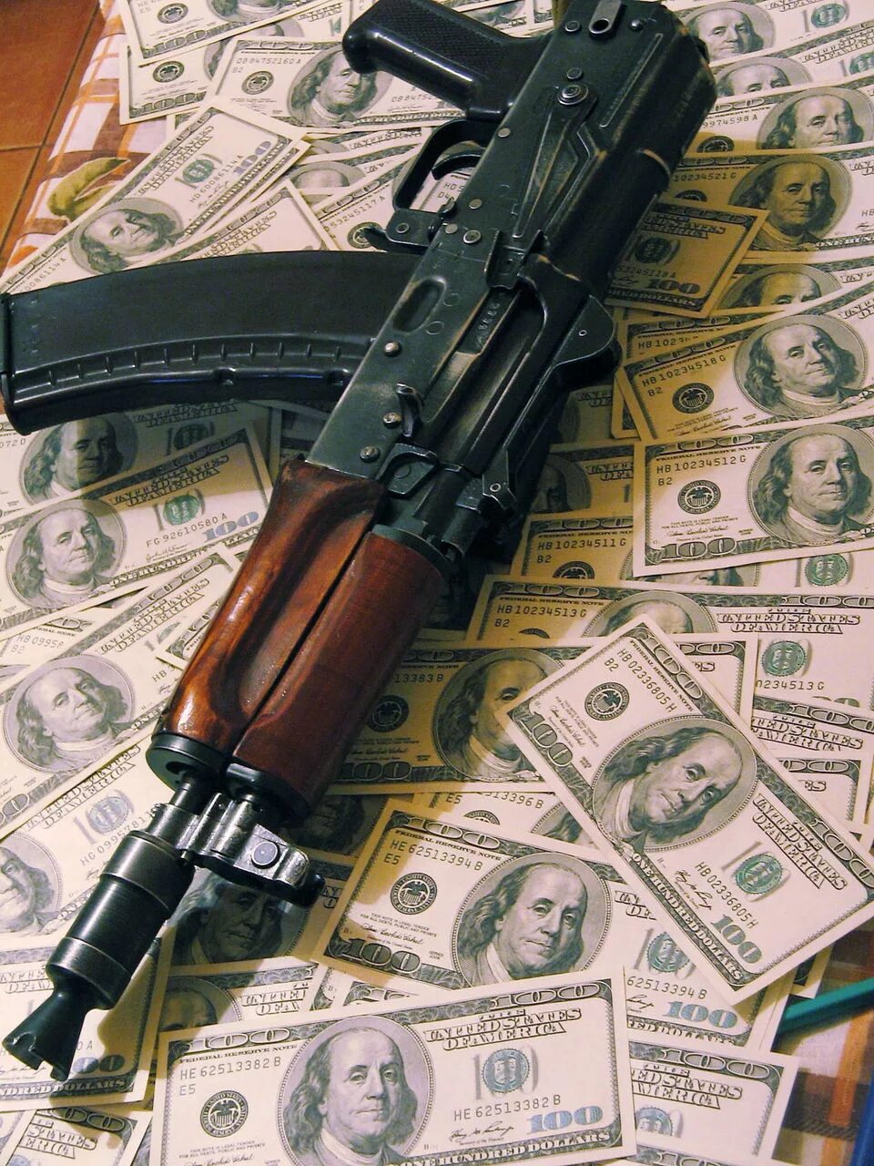 Пистолет и деньги на столе. Оружие и деньги. Пачки денег и пистолет. Стволы и деньги. Карты деньги пистолет.