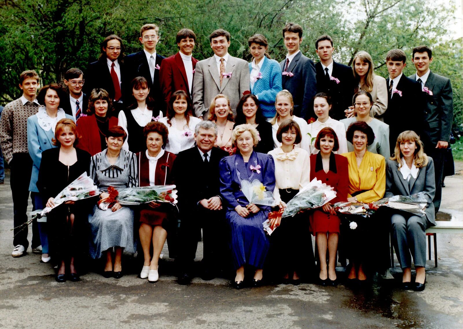 выпускники школы 1130. выпуск средней школы. школа 1997 год. выпускники школы 1997. директор 621 школы металлострой.