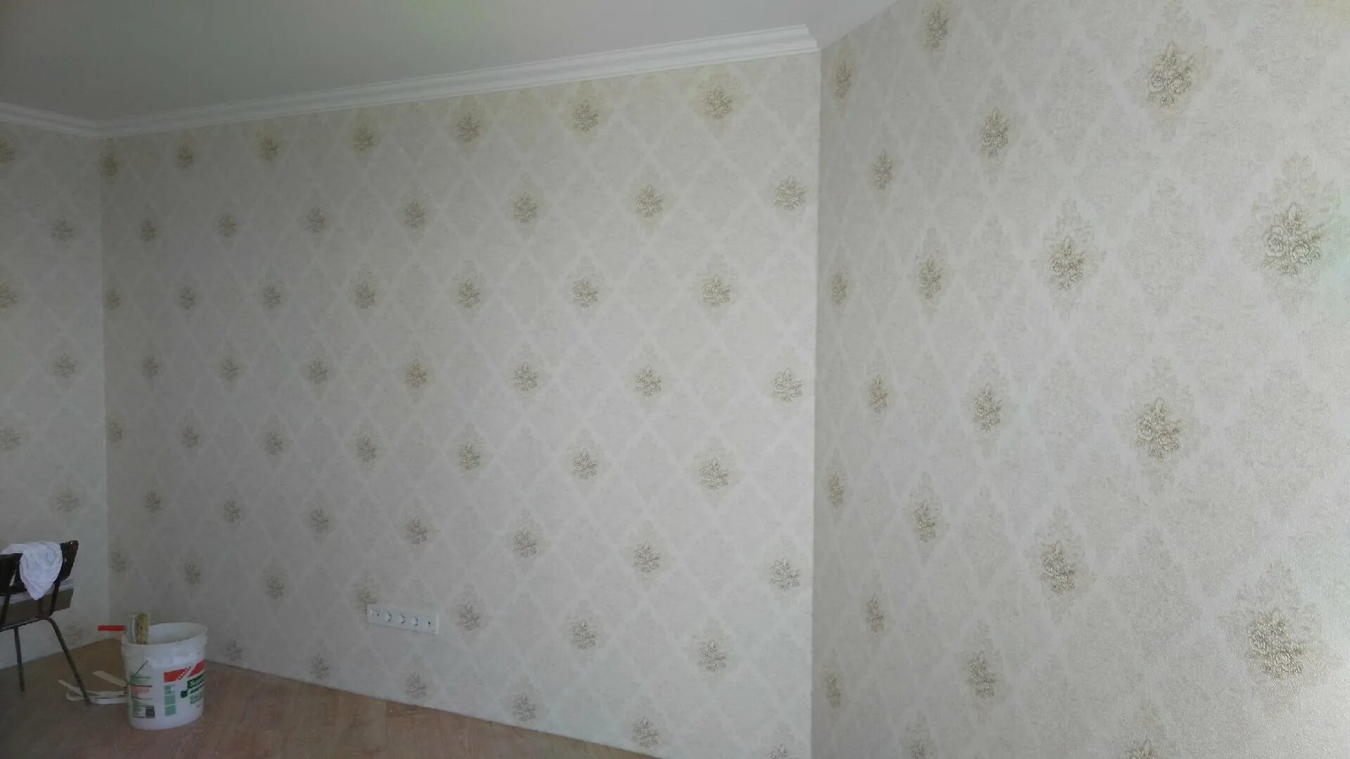 Обои для зала. Оклеить комнату разными обоями. Оклеивание стен обоями. Варианты отделки стен обоями. Варианты оклейки стен обоями.