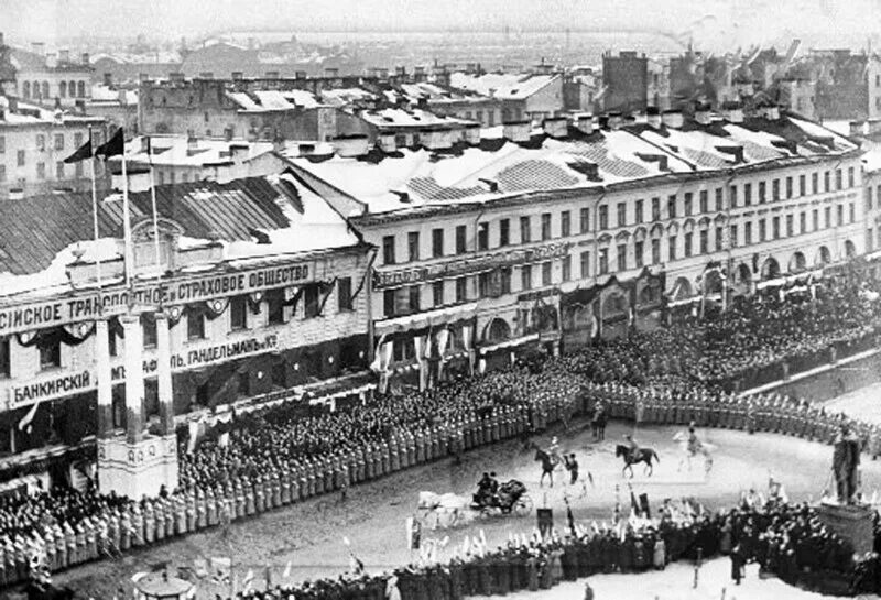Дворцовая площадь 1915 санкт-петербург. Петербург 1913. Дворцовая площадь в санкт-петербурге 19 век. Российская империя 1910 петербург. Петербург 1913 год.