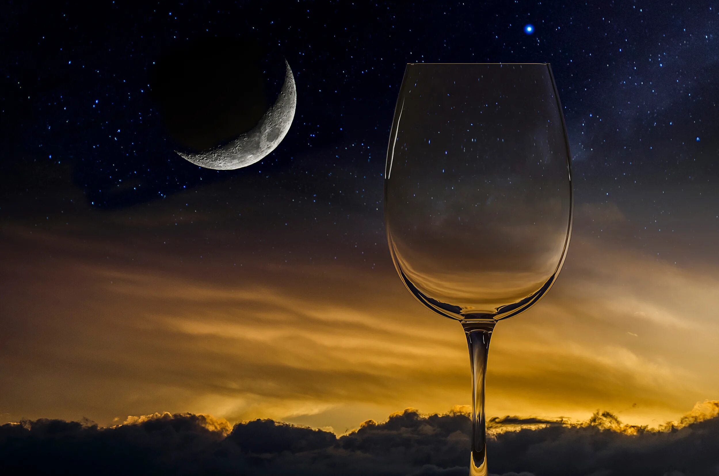 Лунный свет в бокале. Вино космос. Космос в бокале. Бокал вина на фоне неба. Ночь в бокале песня