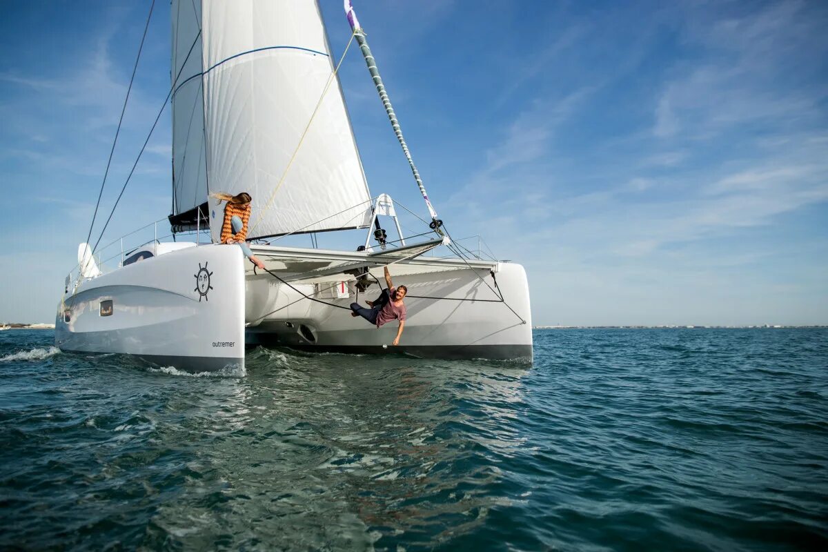 Какая из этих олимпийских яхт катамаран. Катамаран sailing la vagabonde. vagabond 33 парусная яхта. катамаран белый. катамаран парусный океанский внутри.