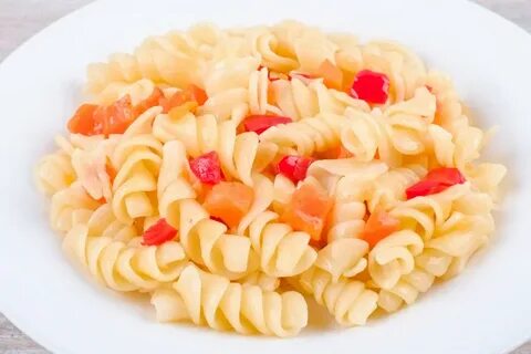Макароны отварные с овощами