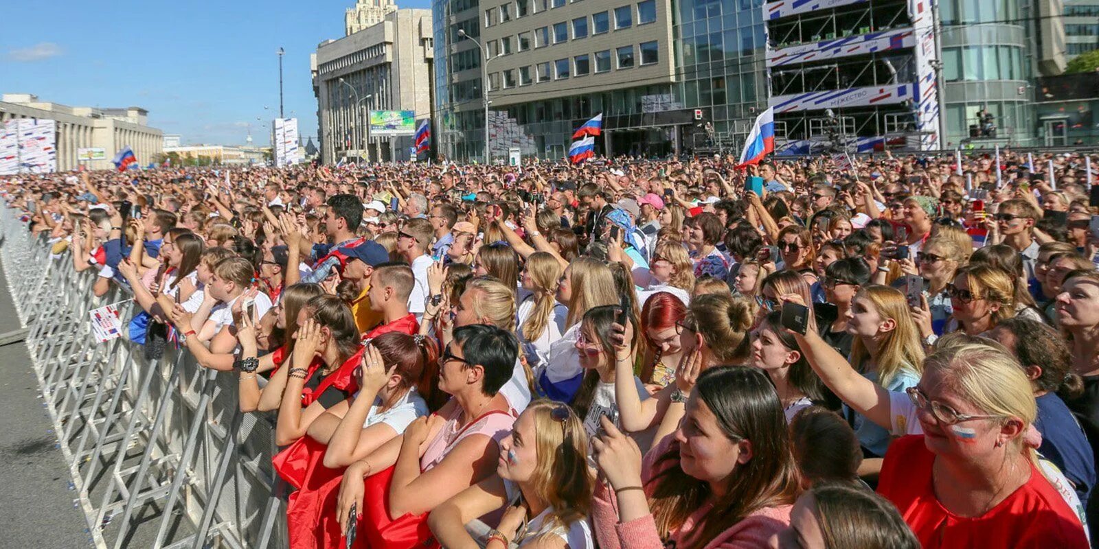 Пять тысяч человек. 100 Тысяч человек. 20 Тысяч человек. 10 Тысяч человек фото. Группа 1000 человек