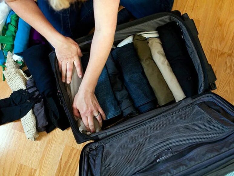 Одежда в командировку. Укладка вещей в сумку. Чемодан с вещами. Собранный чемодан. Сложенные вещи в чемодане.