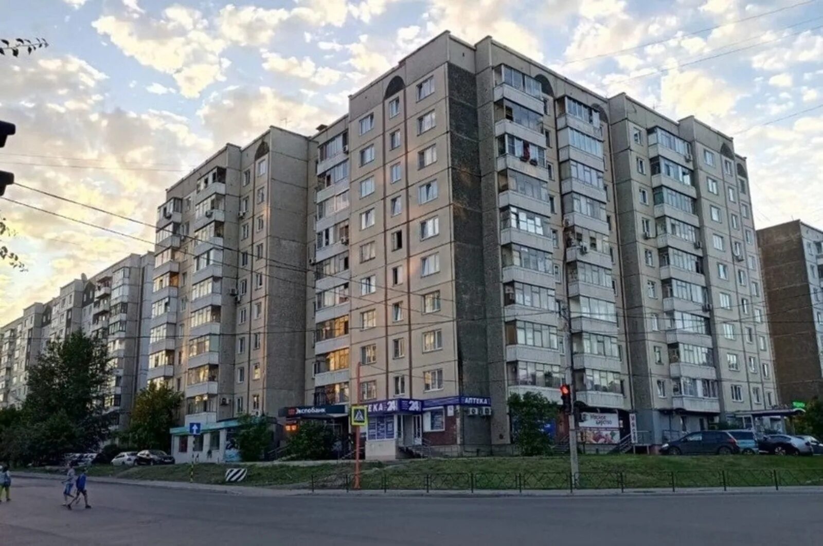 Машина на парковке. 119. Новосибирская 35 красноярск. Новосибирская 42 красноярск квартиры. Новосибирская 48 красноярск.