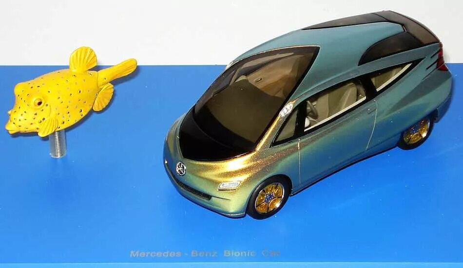 Рекламные наклейки на автомобиль. Реклама рыбы для магазина. Смешные машины рыба. Рыбка на машине. Аэрография на бампере авто.