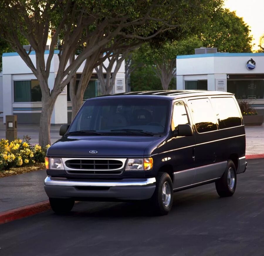 Ford econoline 1992. Шевроле экспресс 2021. Минивэн америки. Американский минивэн шевроле. Минивэн америки.