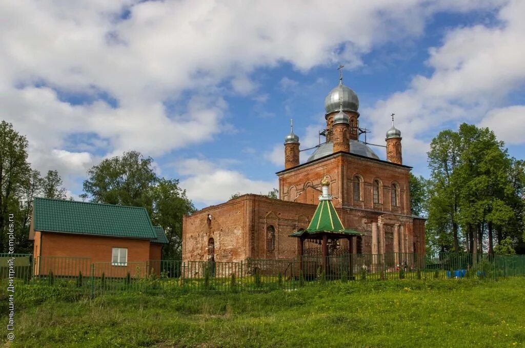 Храм Архангела Михаила Шарапово. Сергиево-Посадский район Шарапово Церковь Михаила Архангела. Деревня Шарапово Сергиево-Посадский район. Храм Михаила Архангела деревня Шарапово.