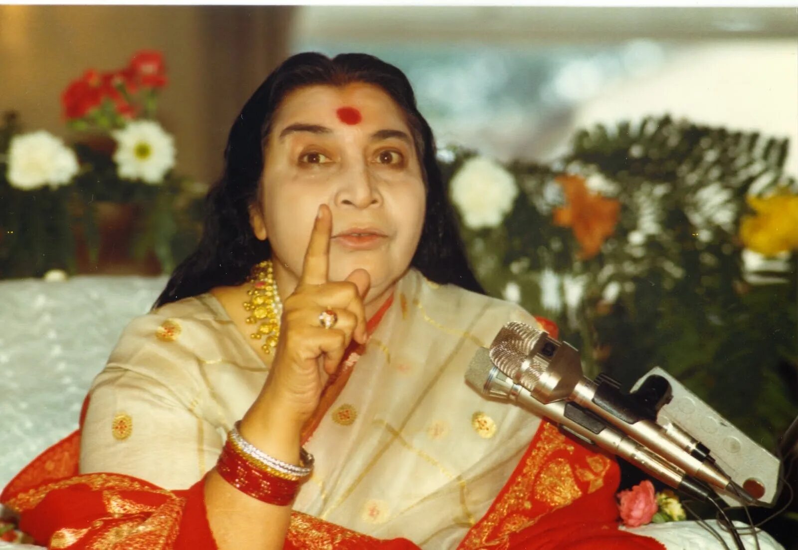 Матаджи нирмала деви сахаджа. Шри матаджи нирмала деви. Шри матаджи нирмала деви. Партха саратхи дас госвами махарадж. Шри дханвантари шри матаджи.