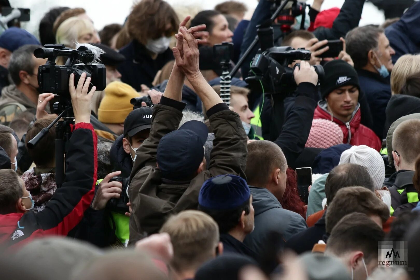 Несогласованный митинг в Москве. Митинг КПРФ В Москве. Митинг z в Москве. Толпа митинг руки вверх Россия.