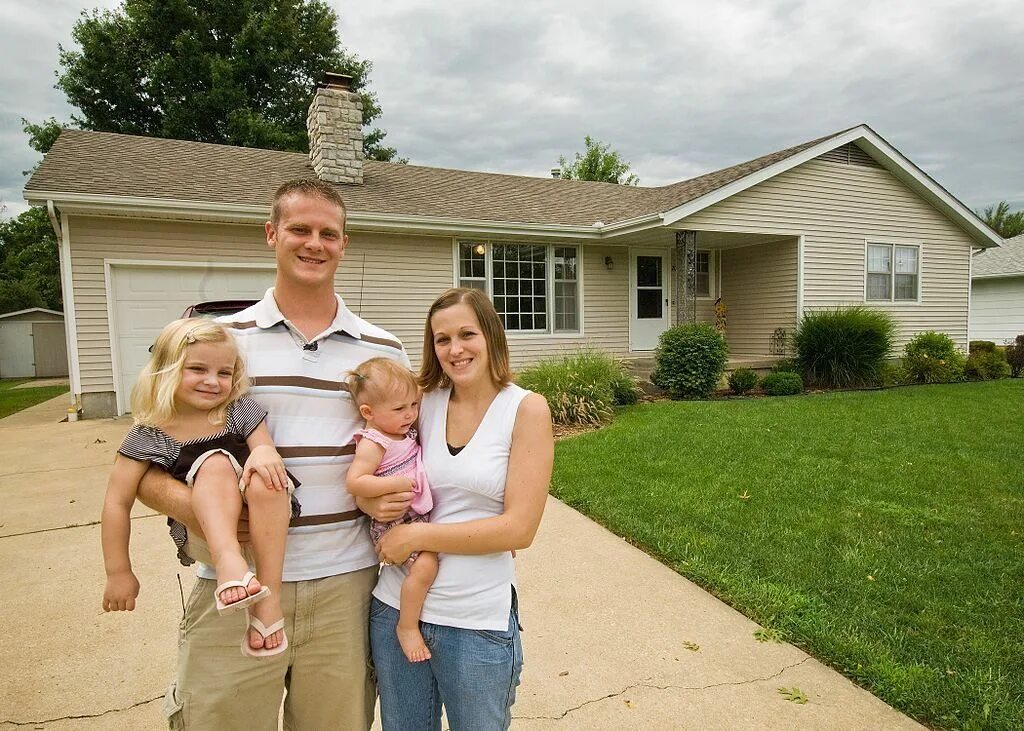 Семья дома картинки. Большой дом и семья картинки. Middle class Families. Typical Single Family House. Home owner