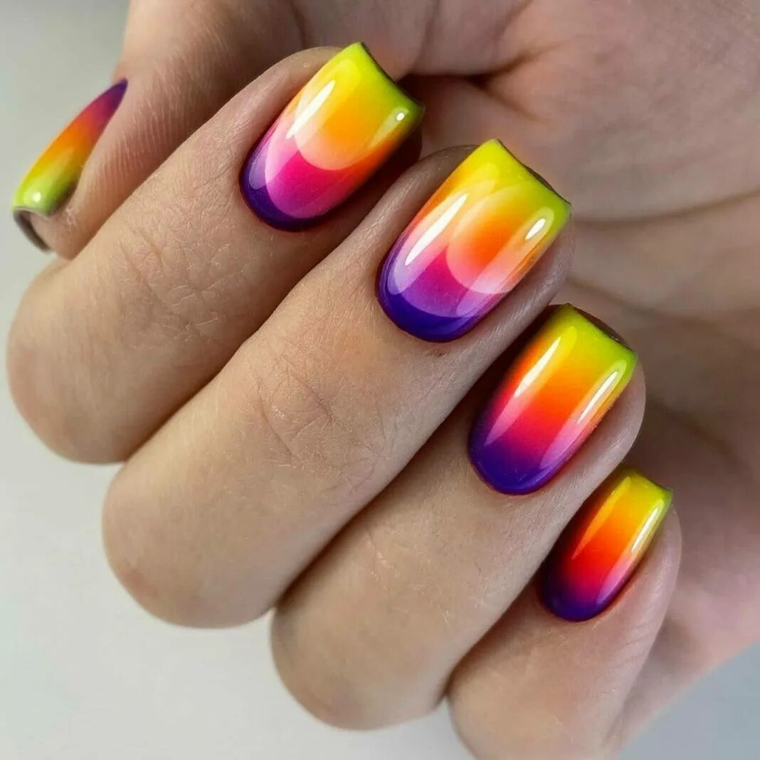 Дизайн ногтей амбре. Разноцветные ногти. Яркий разноцветный маникюр. Разноцветный градиентный маникюр. Маникюр омбре яркий.