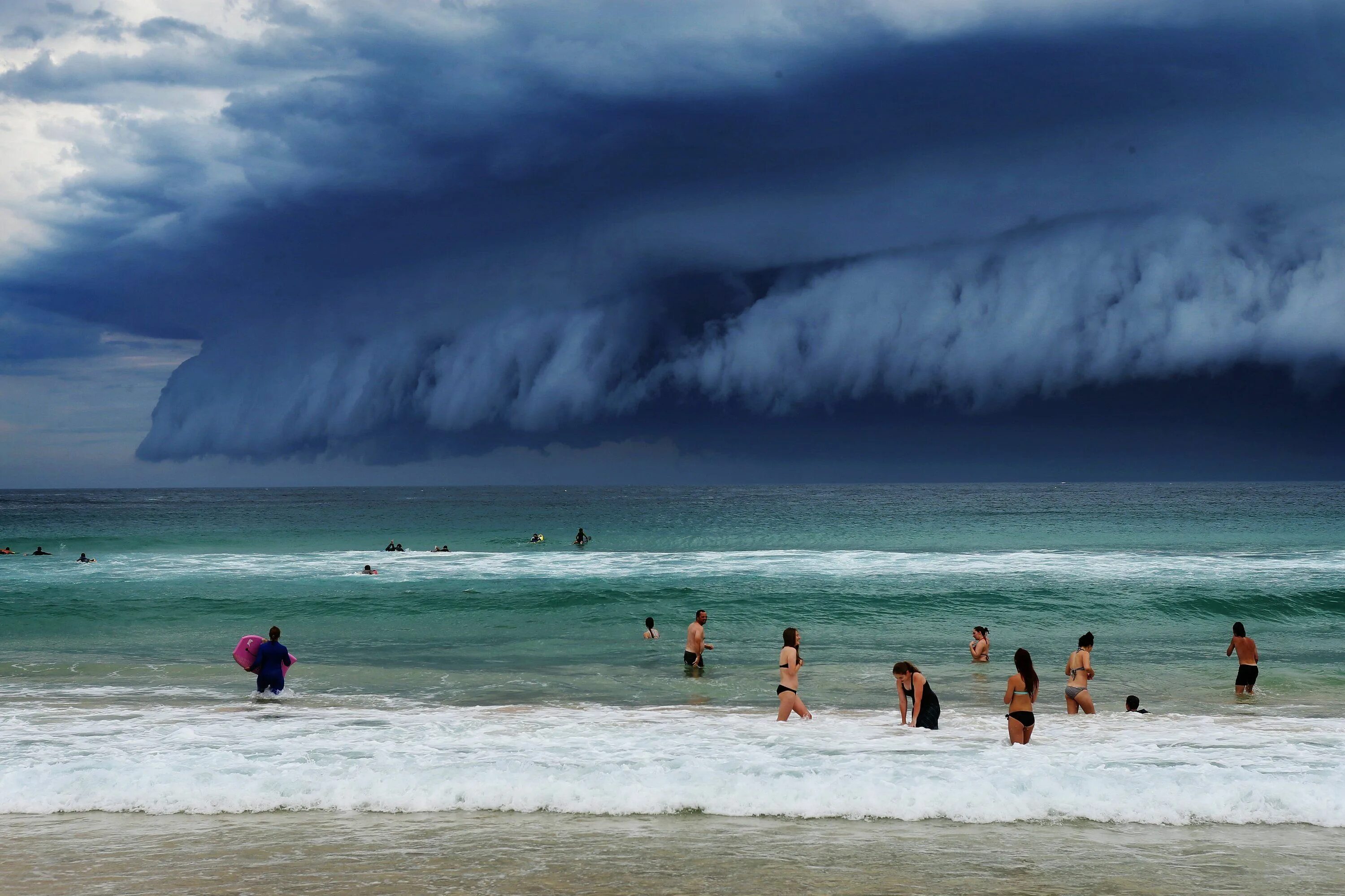 Волны огромные страшные. ЦУНАМИ Пхукет 2004 волна. Гонолулу ЦУНАМИ. Тихий океан Торнадо ЦУНАМИ.