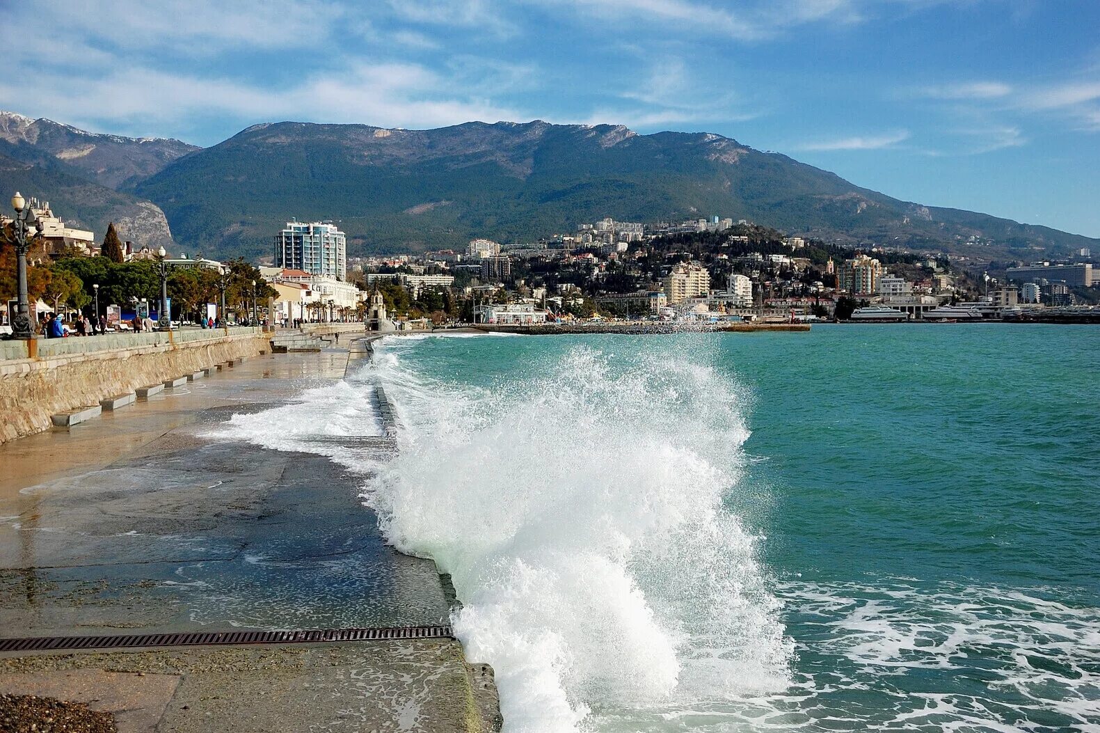 Ялта можно ехать. Ялта Крым. Ялта море набережная. Море Крым Ялта. Город Ялта черное море.