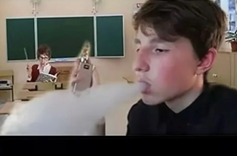 Школьник парит вейп. Парень с вейпом. Подросток с электронной сигаретой. Дети курят электронные сигареты. Подросток с электронной сигаретой.