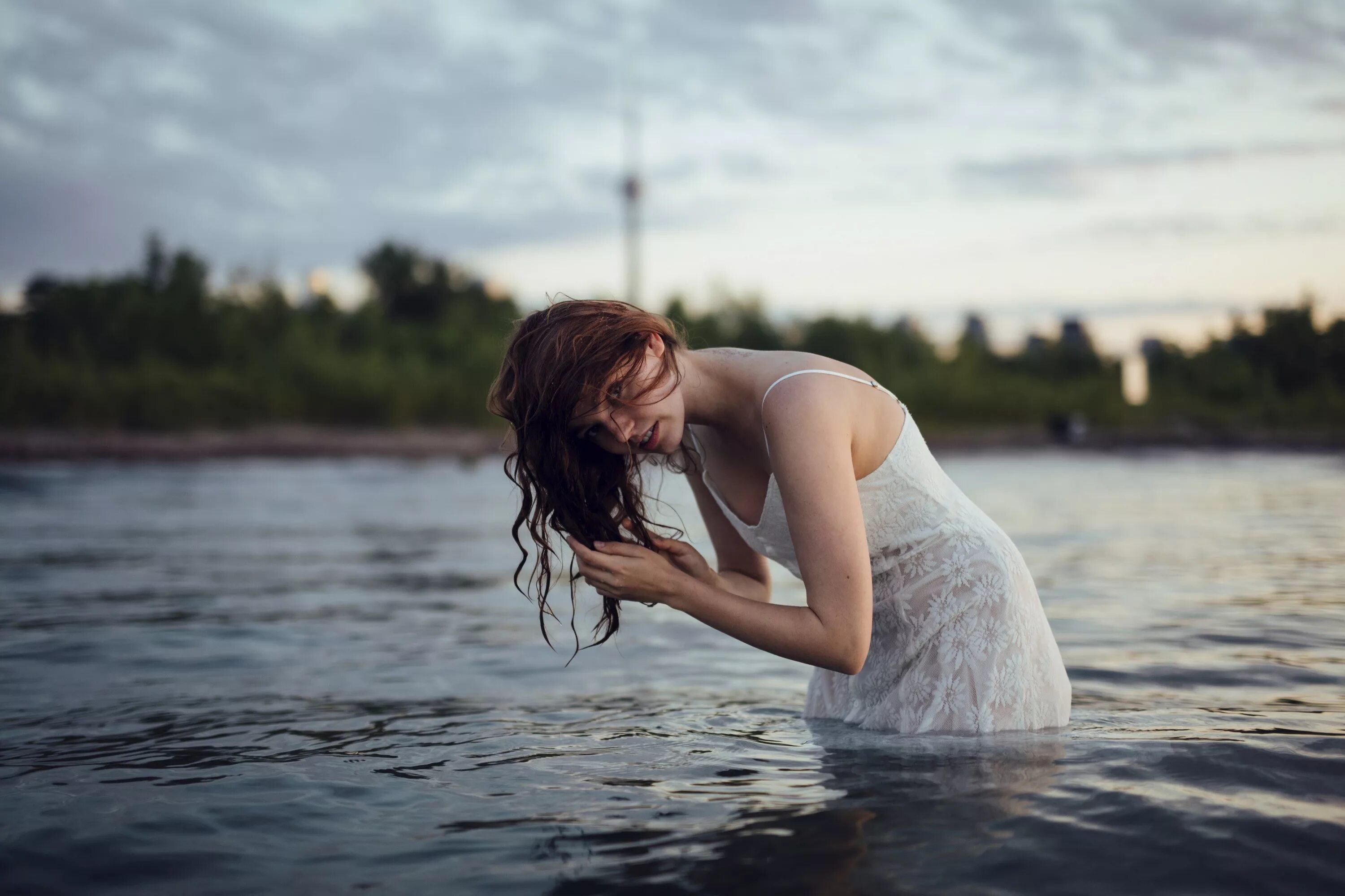 Фотосессия в воде в платье. Девушка в воде. Фотосессия на озере. Девочки на озере.