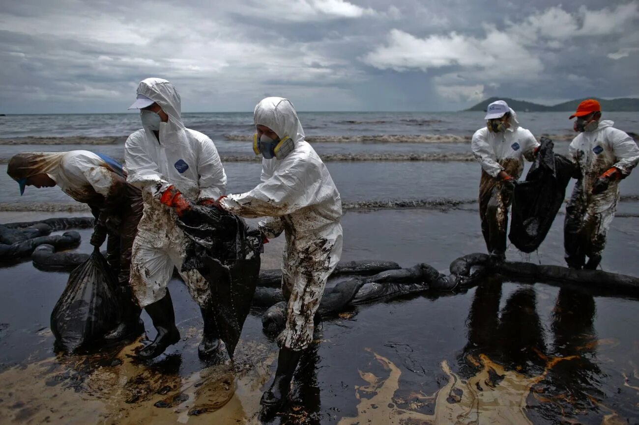 Загрязнение воды разлив нефти. Экологическая катастрофа разлив нефти. Утечки нефти загрязнение воды. Экологическая катастрофа нефть. Природные разливы нефти