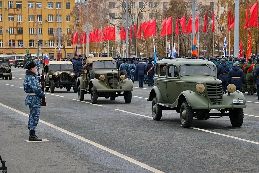 Военный парад в Куйбышеве 7 ноября 1941. Парад памяти Куйбышев Самара. Парад памяти на площади Куйбышева в Самаре. Парад на площади Куйбышева 7 ноября 1941 года. Парад 1941 года в куйбышеве