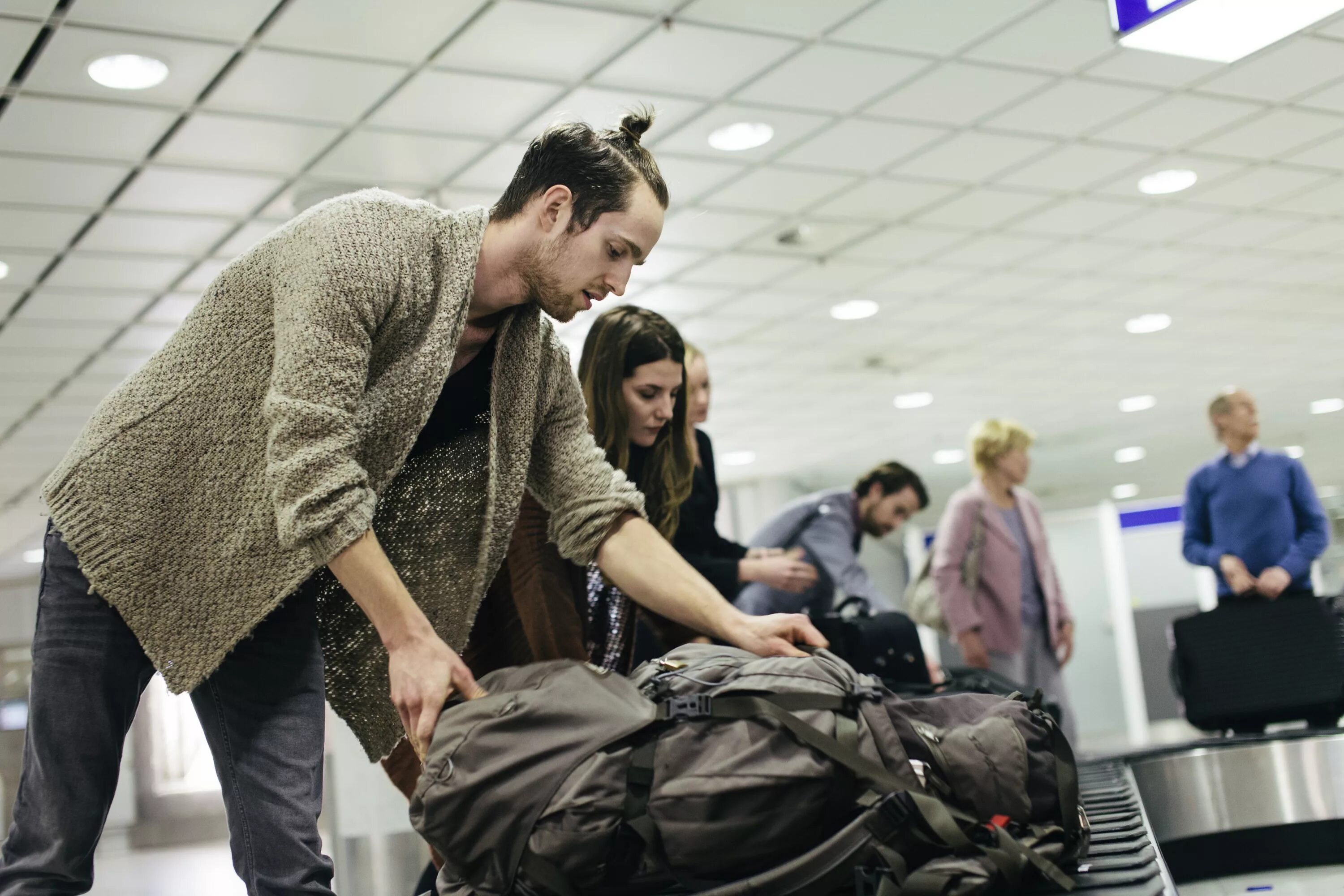 Для того чтобы избежать в аэропорту. Россияне с чемоданами. Пассажир с чемоданом в аэропорту. Пара с чемоданами. Человек с чемоданом.